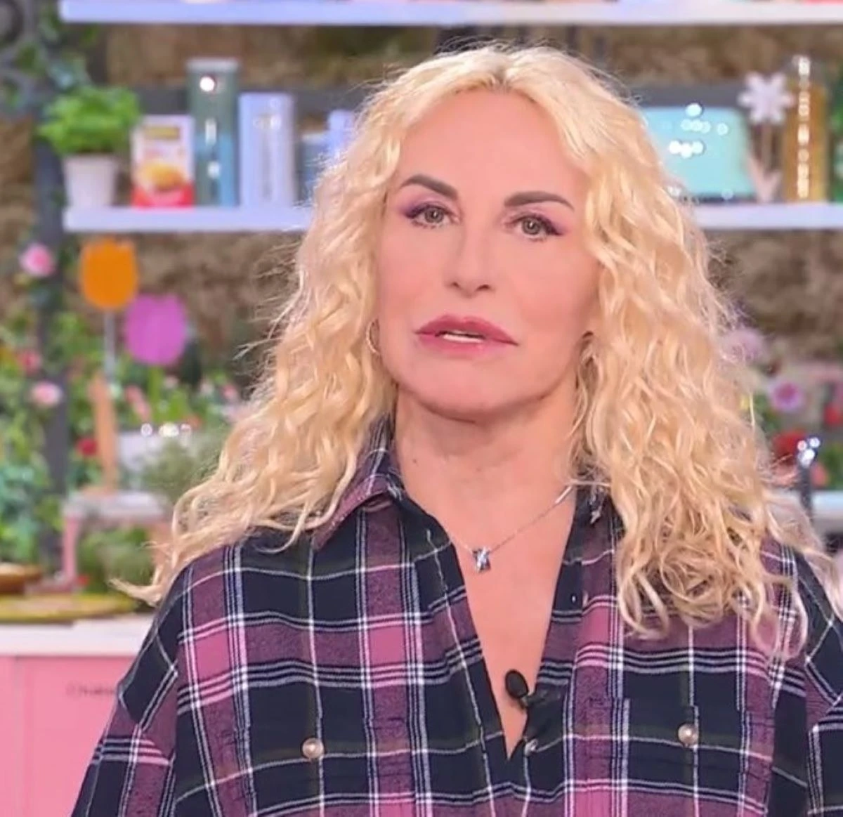 Antonella Clerici in studio durante la trasmissione