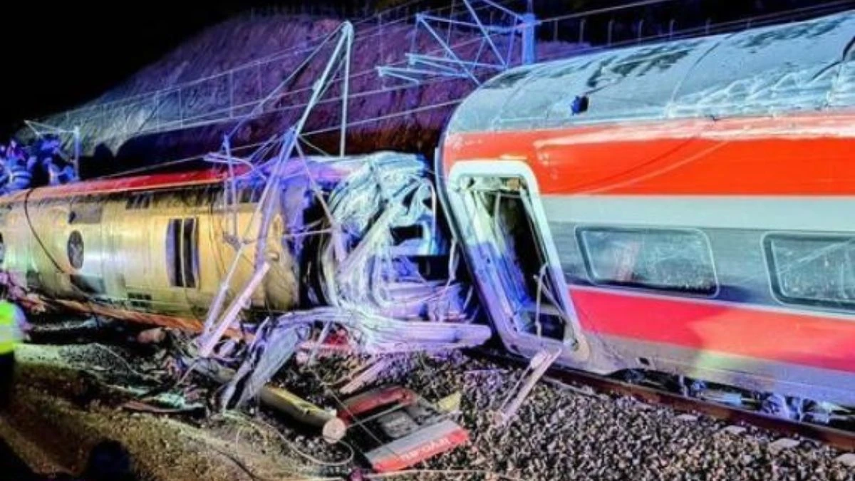 Soccorsi sul luogo dello scontro tra due treni in Spagna