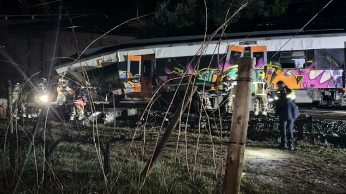 Soccorritori sul luogo del deragliamento ferroviario in Catalogna
