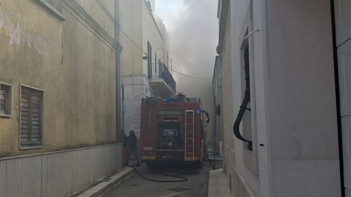 Macerie e operazioni di soccorso dopo il crollo della palazzina ad Adelfia