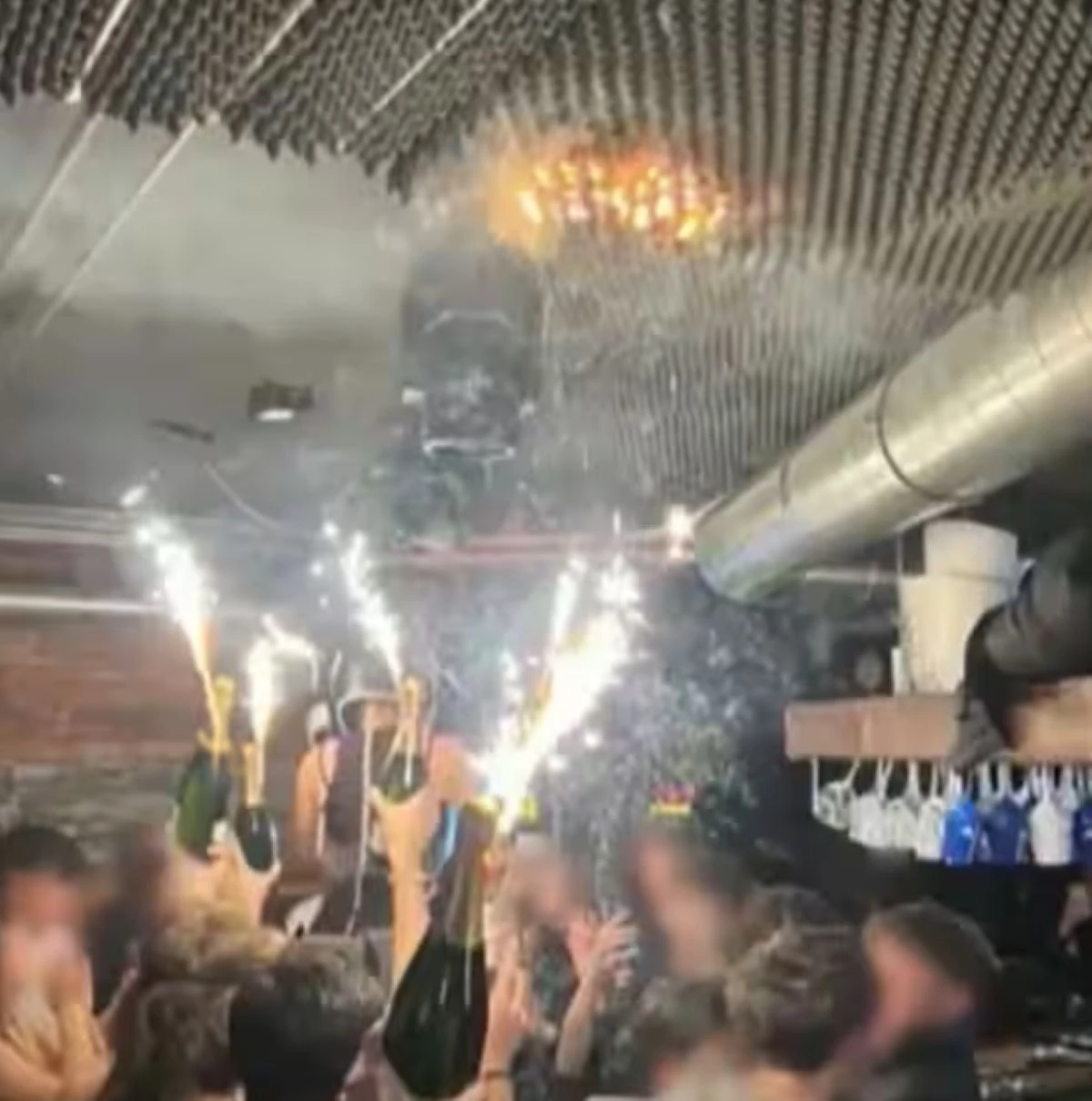 Esterno del luogo legato alla tragedia di Crans-Montana