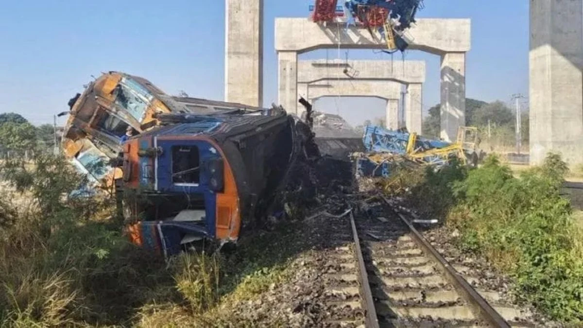 Soccorritori sul luogo dell'incidente ferroviario in Thailandia