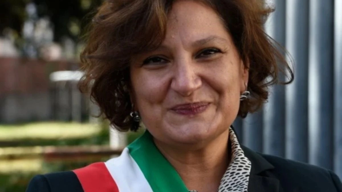 La sindaca di Arzano Cinzia Aruta durante una conferenza stampa