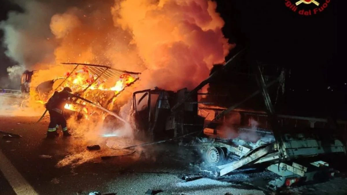 Incendio in autostrada A22 con furgone e camion coinvolti