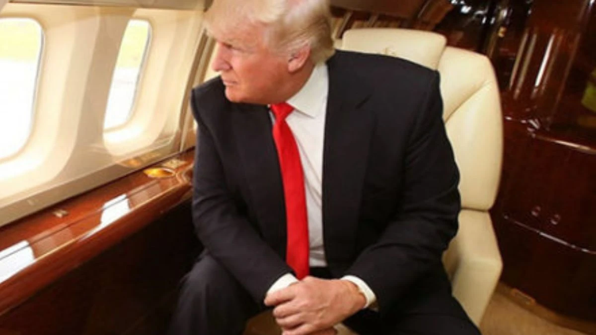 Air Force One in decollo con Donald Trump a bordo