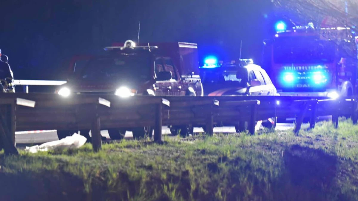 Incidente stradale sulla via Severiana ad Ardea, auto distrutte dopo lo schianto frontale