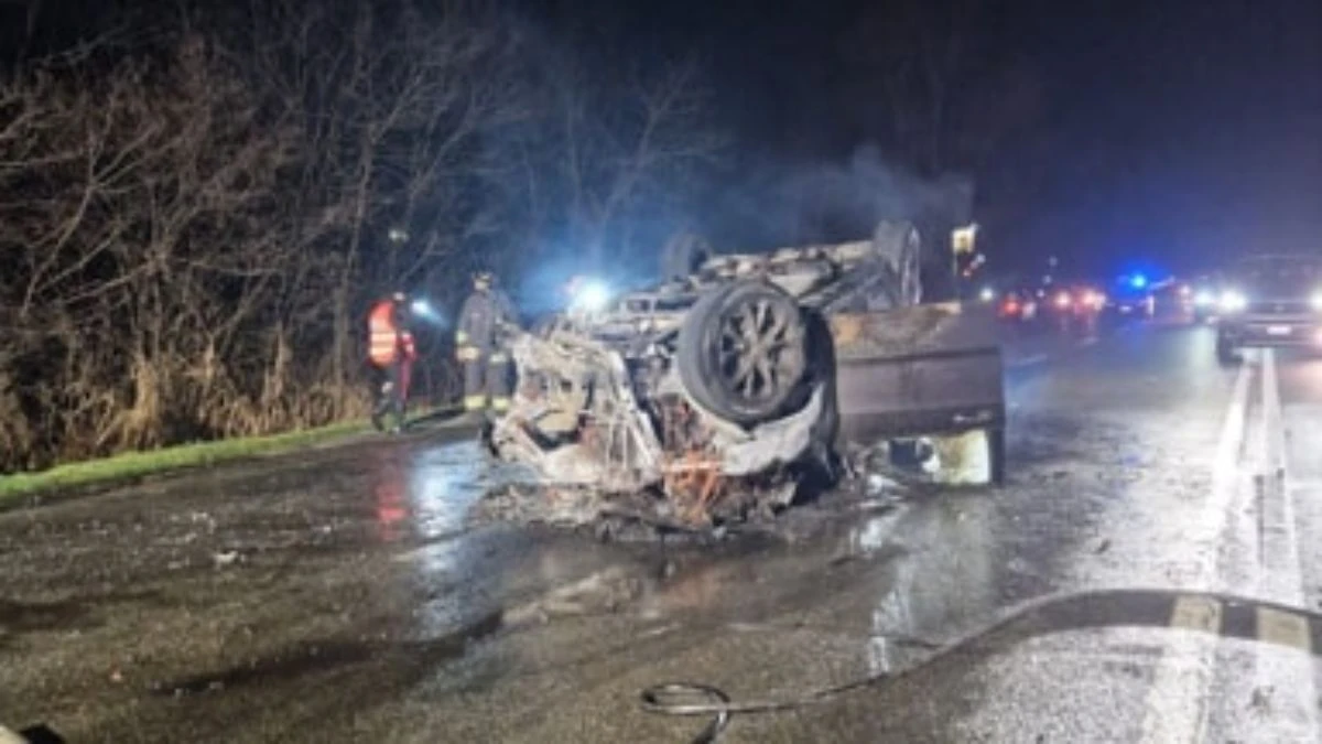Incidente stradale notturno a Ivrea con auto ribaltata