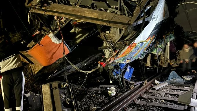 Immagine del treno deragliato tra Maçanet Massanes e Tordera