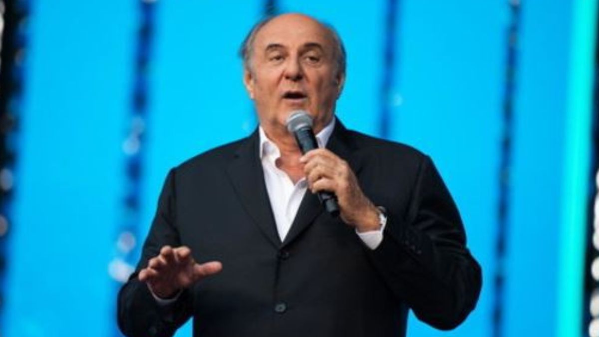 Gerry Scotti travolto dal caso Falsissimo: disattivati i commenti social dopo le accuse di Corona