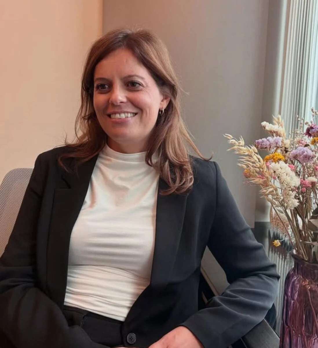 Primo piano di una donna in contesto politico