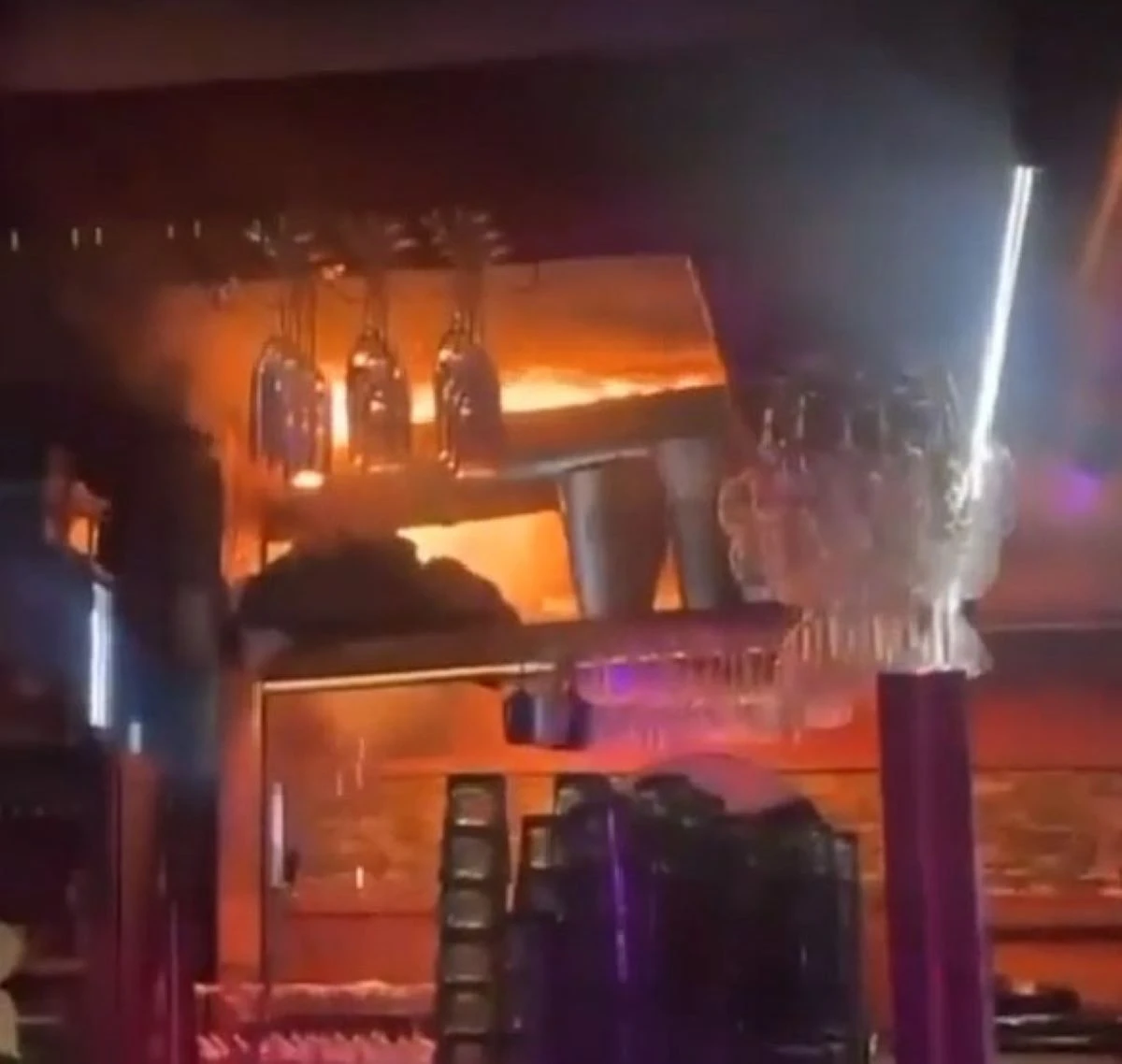 Immagine dei soccorsi dopo l'incendio al locale di Crans-Montana