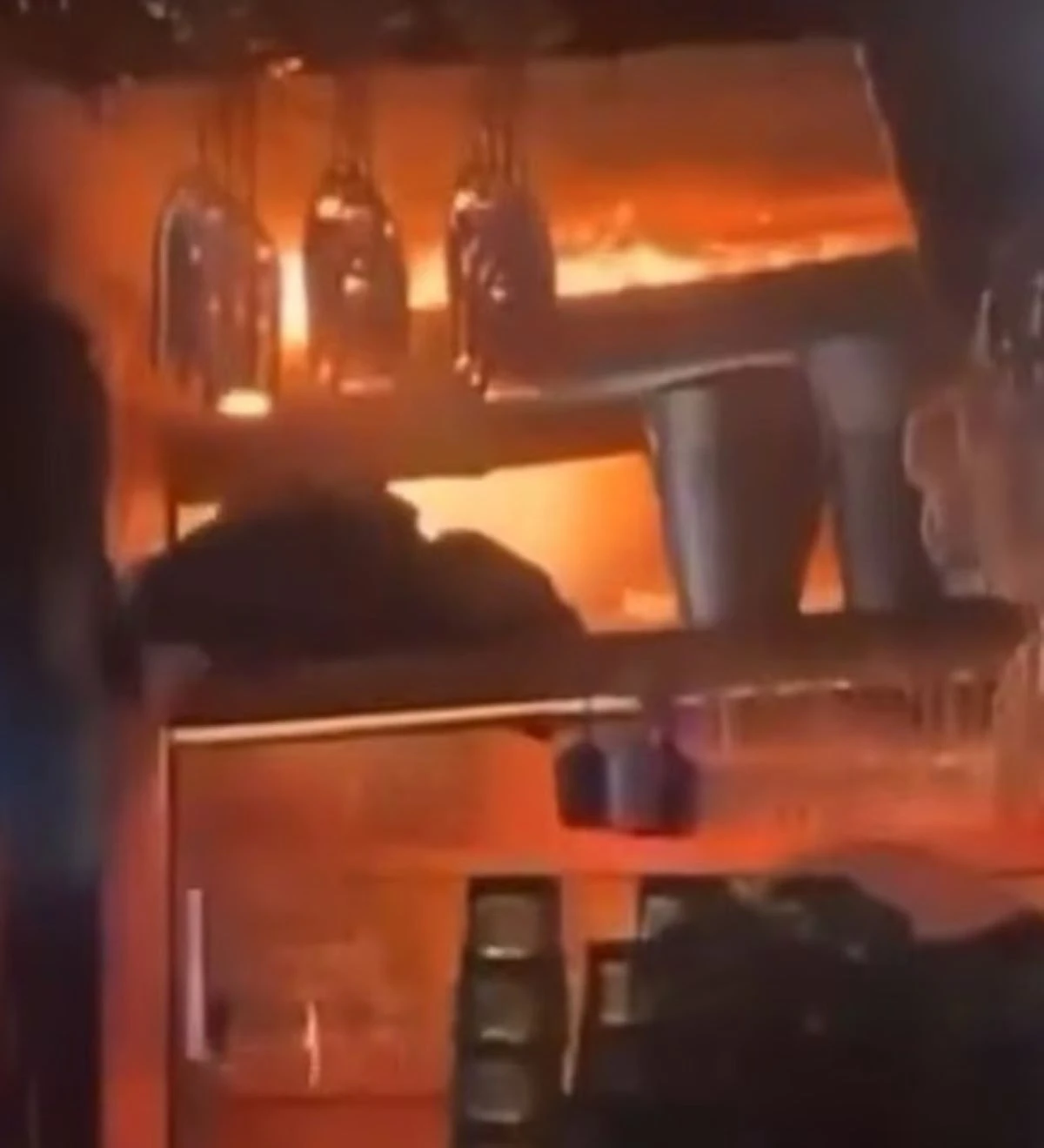 Immagine dell'incendio al locale Le Constellation di Crans Montana