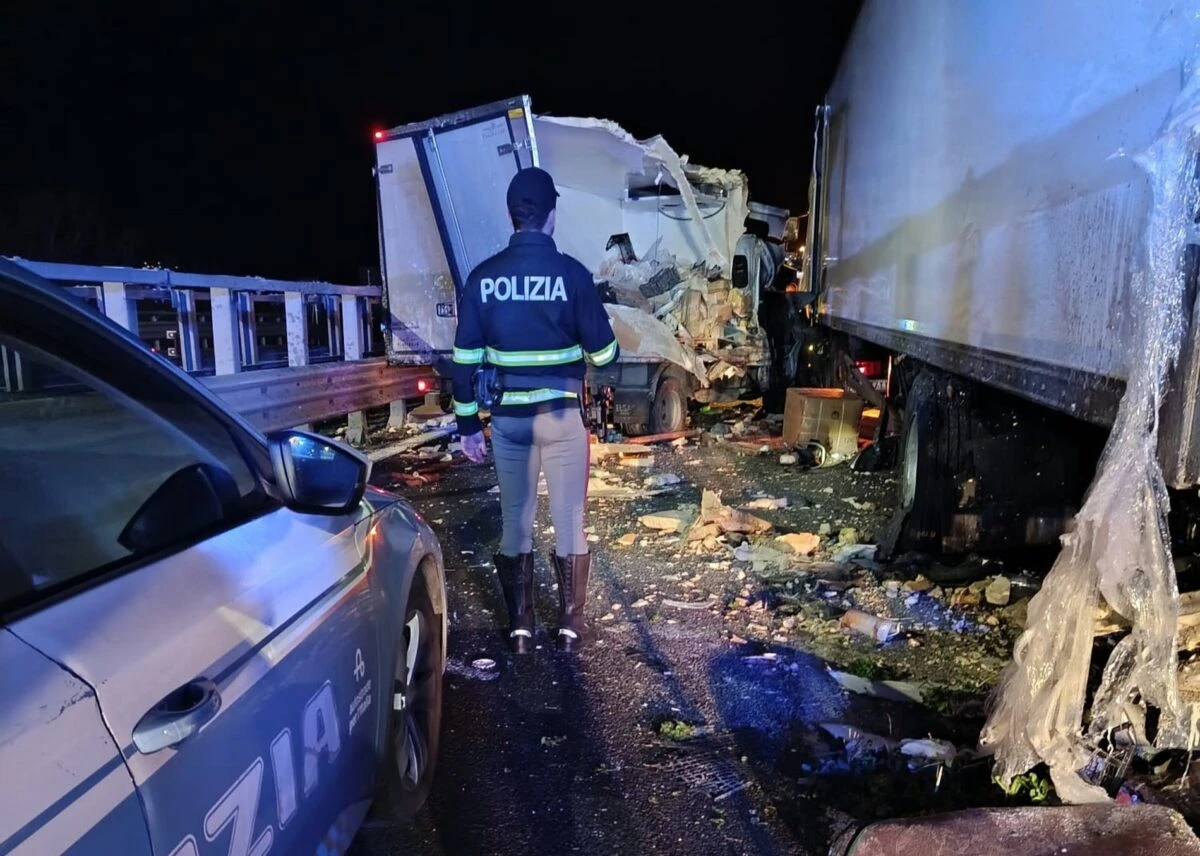 Camion intraversati sulla A1 dopo l'incidente nei pressi di Fabro