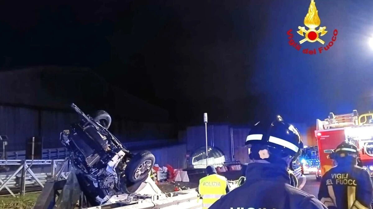 Vigili del fuoco al lavoro per estrarre i feriti dall'auto ribaltata sulla A10