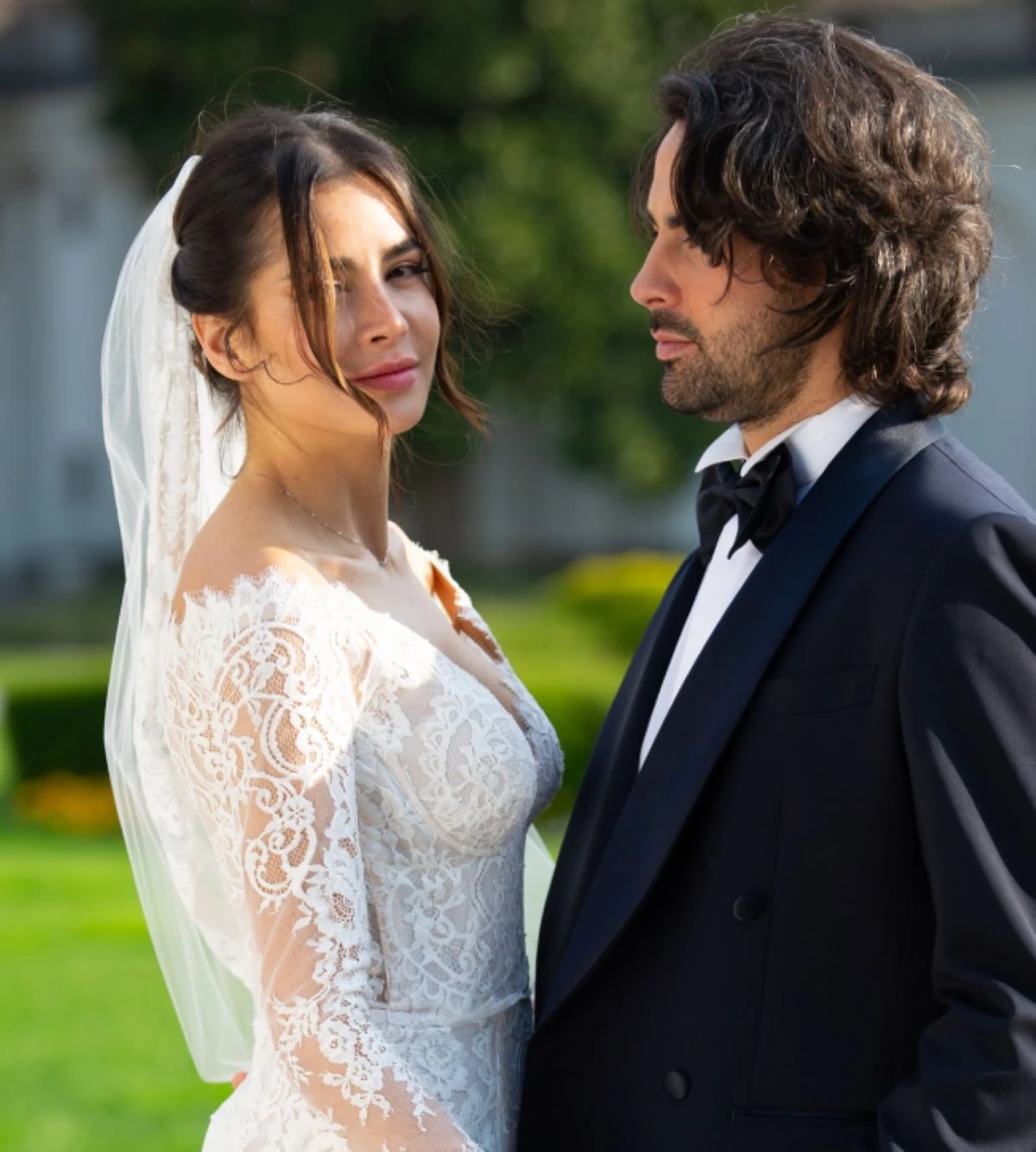 Karen e Nicola insieme in una scena di L'amore è cieco