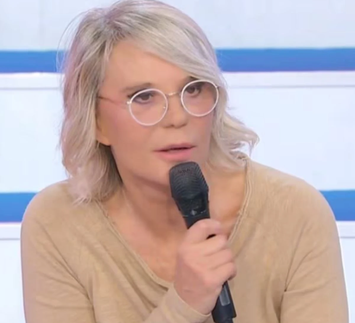 Maria De Filippi nello studio di Uomini e Donne