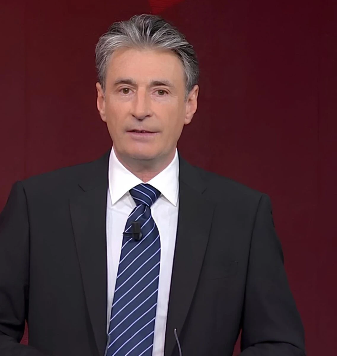 Il conduttore televisivo Milo Infante durante una trasmissione