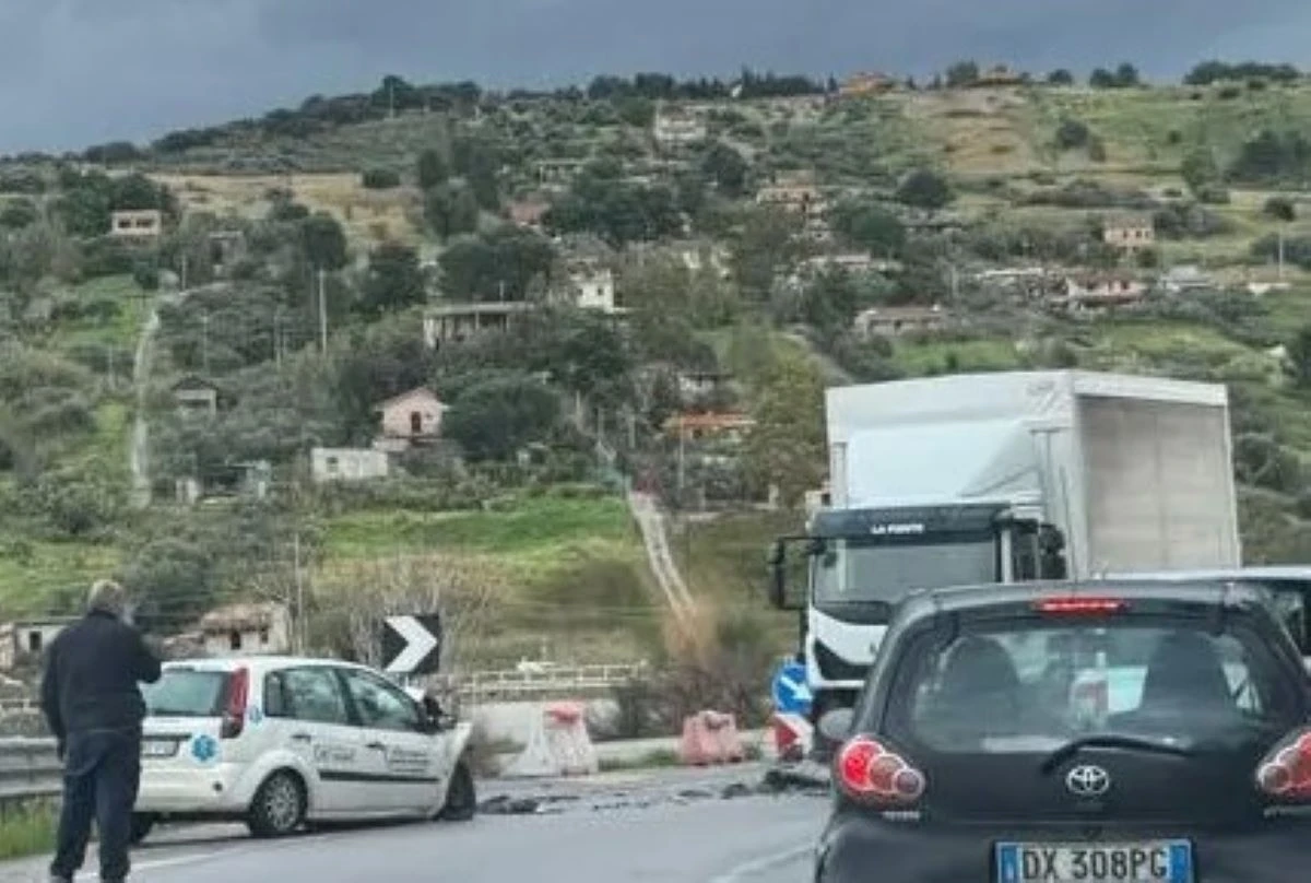 Intervento delle autorità dopo l'incidente mortale sulla Palermo-Agrigento