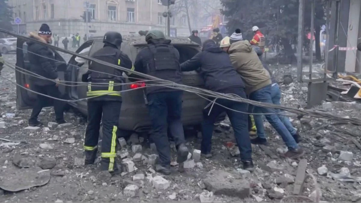 Scenario di guerra in Ucraina con città colpita da bombardamenti