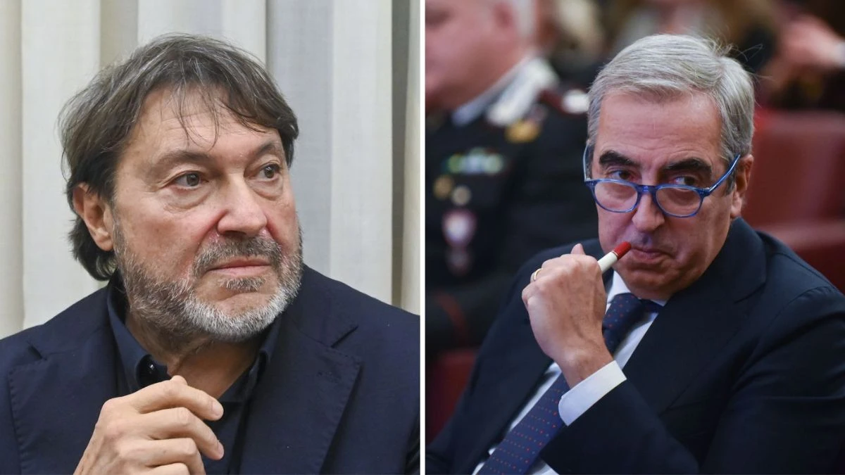 Maurizio Gasparri durante una conferenza stampa