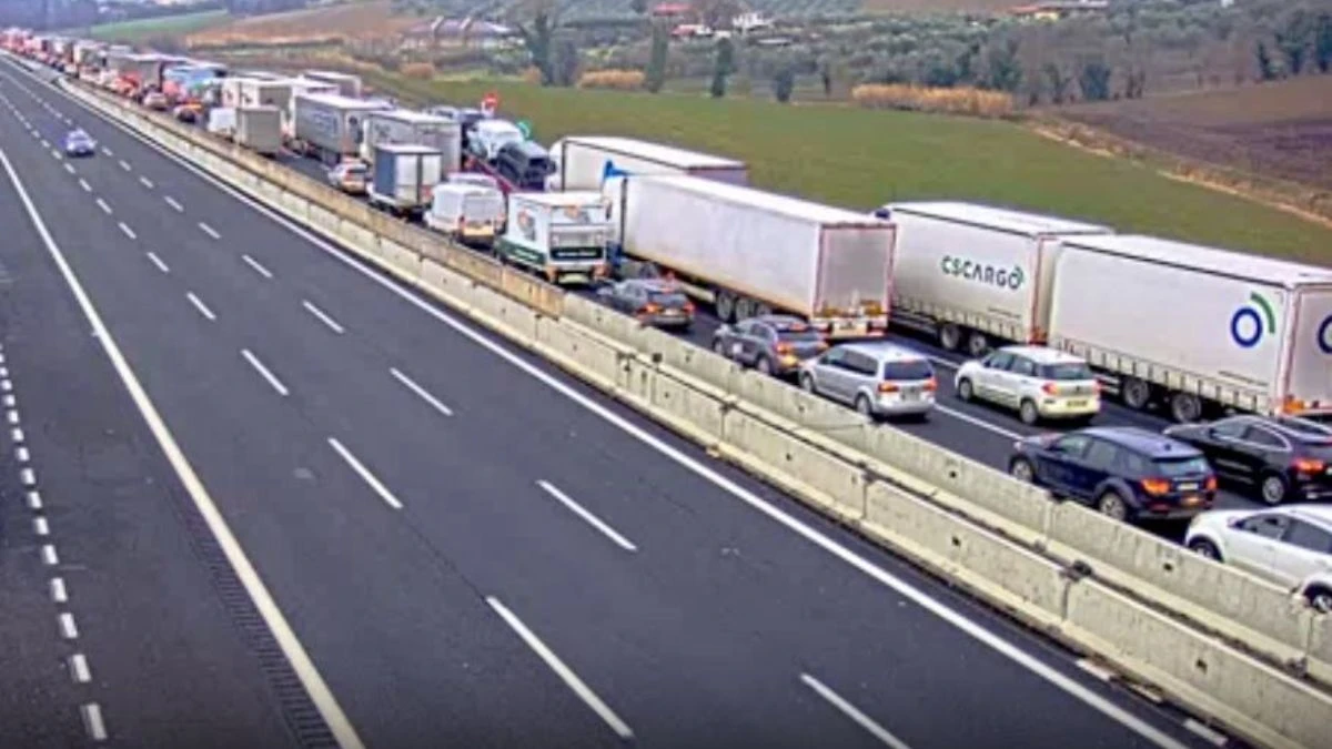 Colonne di auto e mezzi pesanti sulla dorsale adriatica dopo un incidente