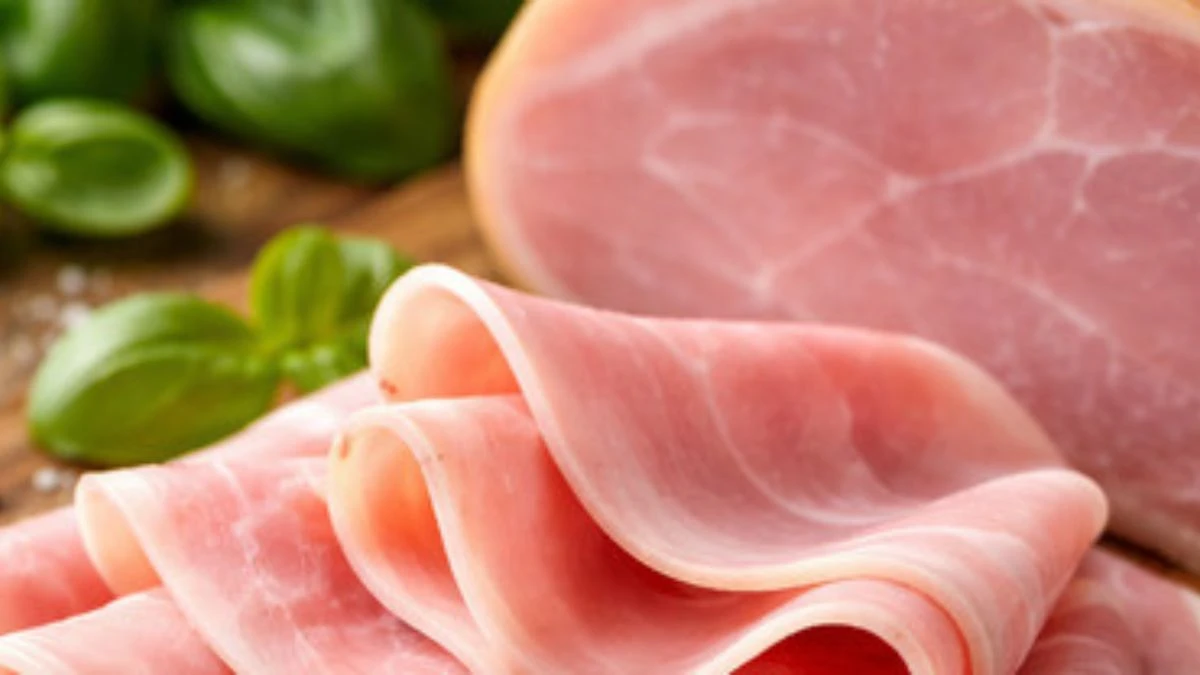 Affettati e salumi disposti su un piatto da portata