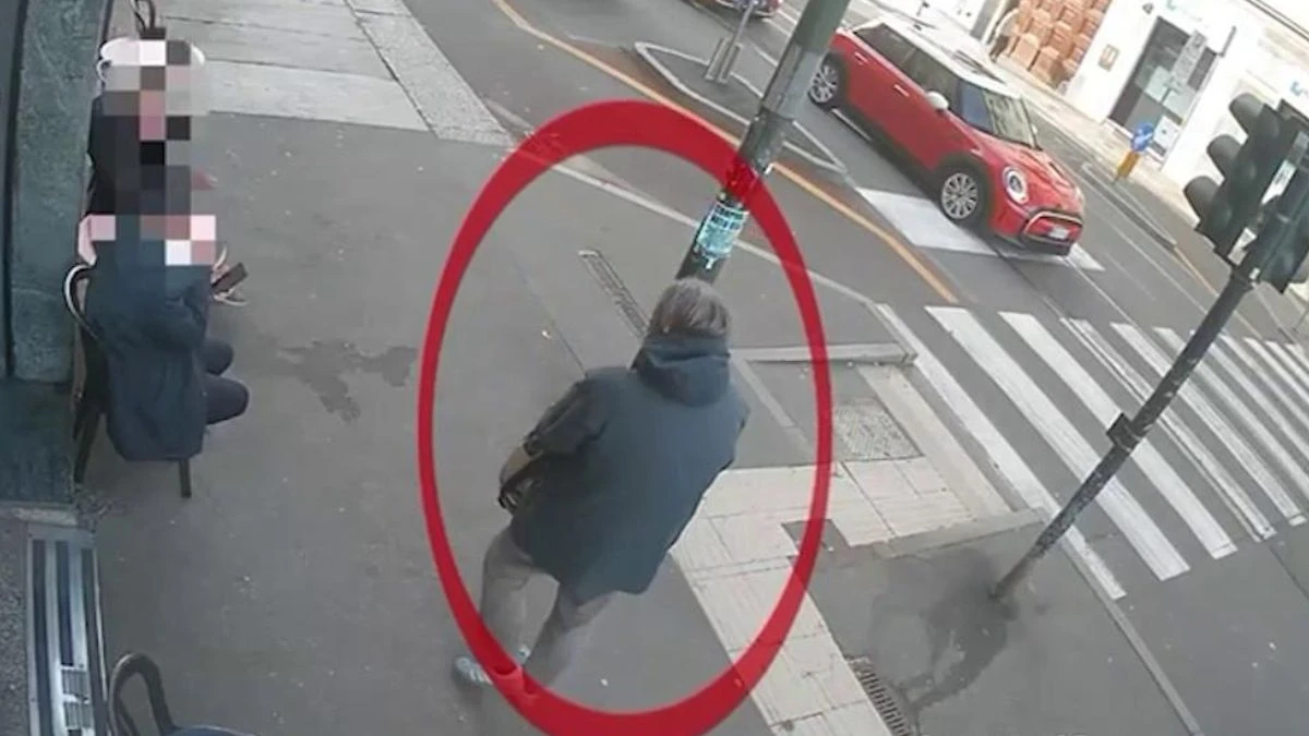 Strada cittadina con atmosfera di mercato e passanti