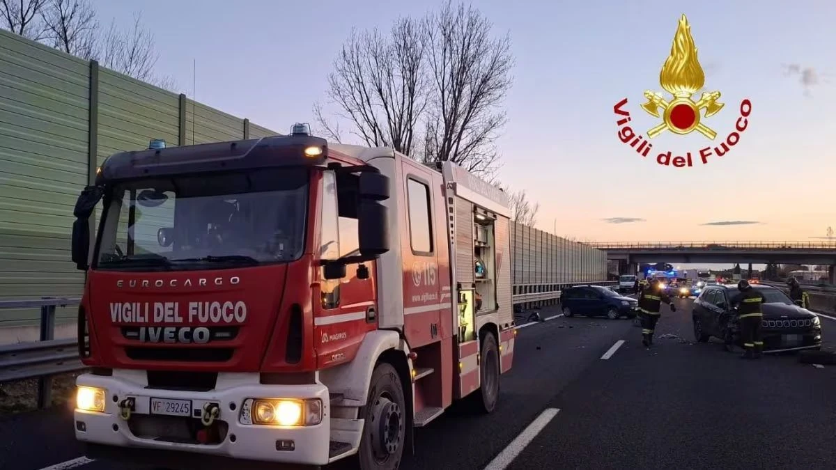 Incidente stradale su autostrada italiana con veicoli fermi in carreggiata