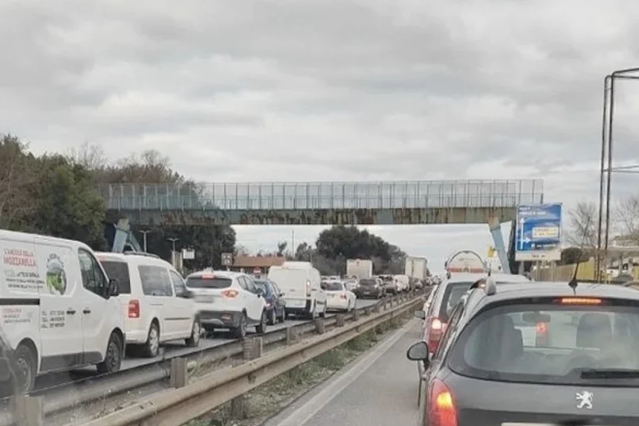 Traffico bloccato sulla SS148 Pontina dopo grave incidente