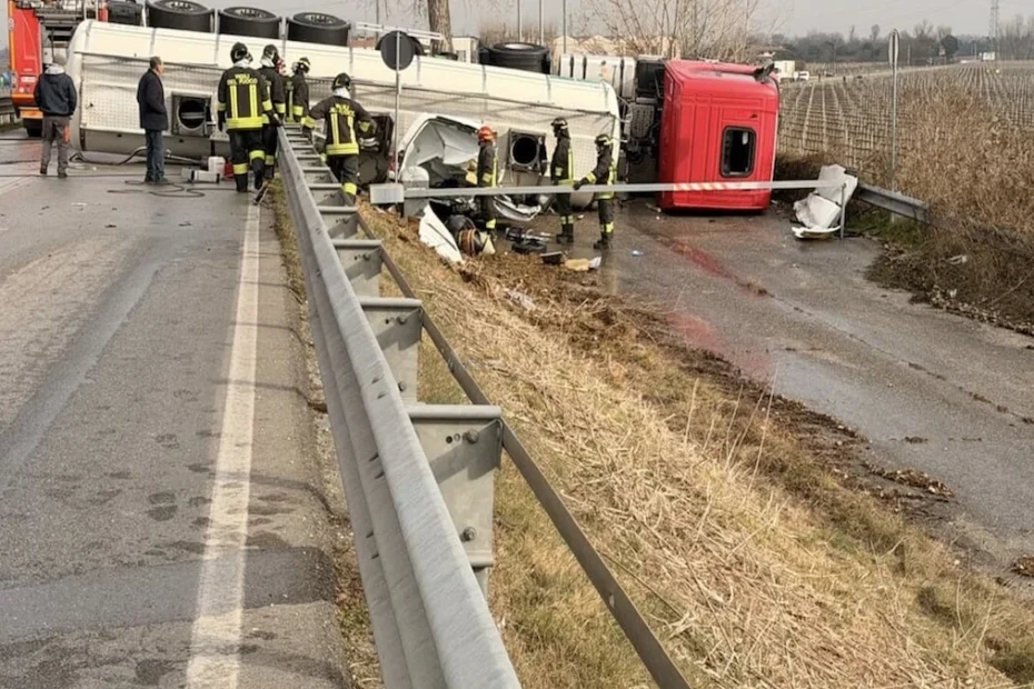 Scene dei soccorsi dopo il grave incidente stradale a Salettuol di Maserada