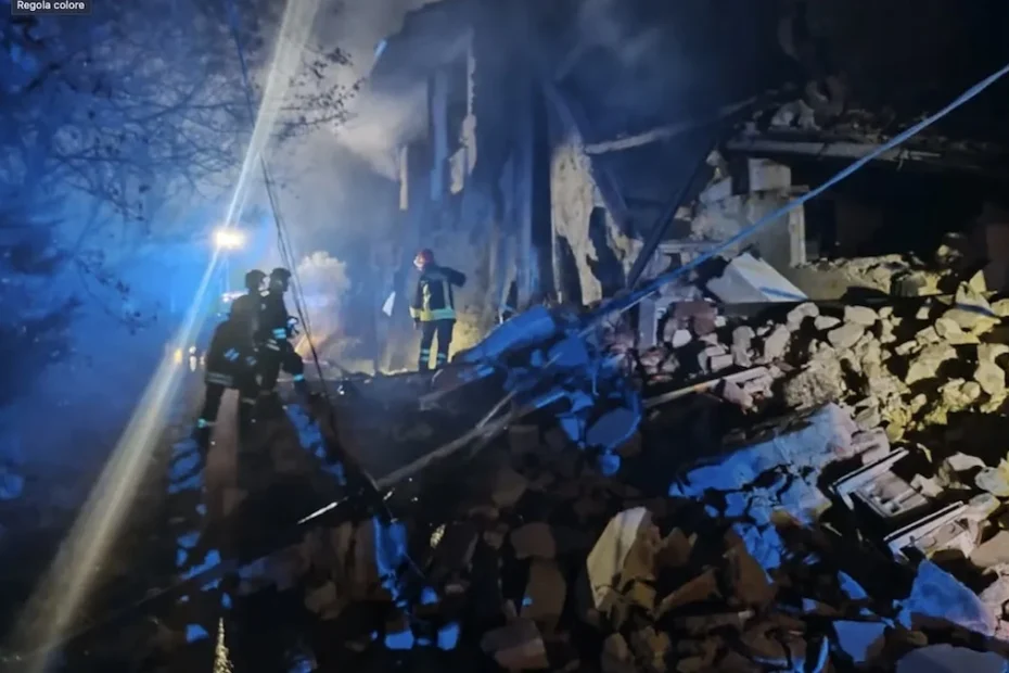 Intervento dei soccorsi dopo esplosione in abitazione tra Il Matto e Ristradelle, provincia di Arezzo