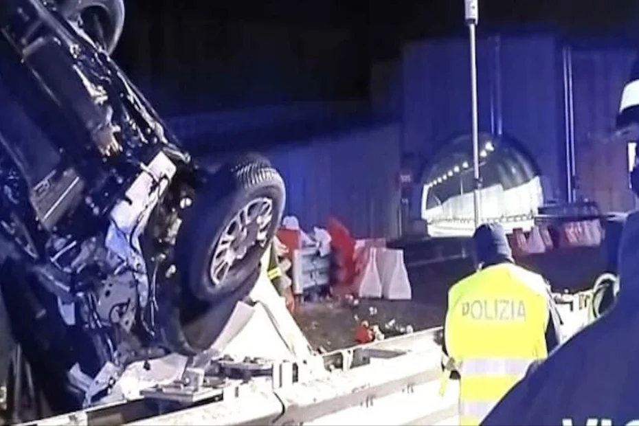 Auto ribaltata dopo grave incidente in autostrada A10 all