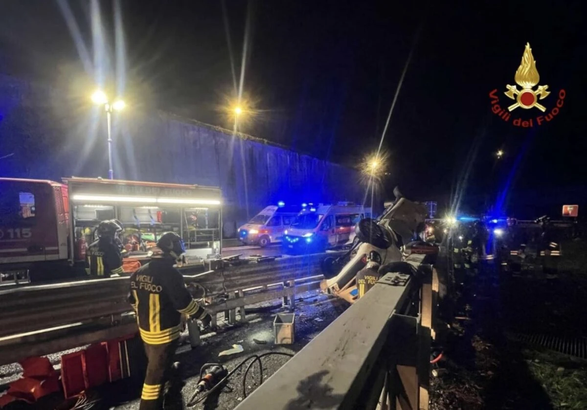 Mezzi di soccorso intervenuti sulla A10 dopo l'incidente con auto ribaltata