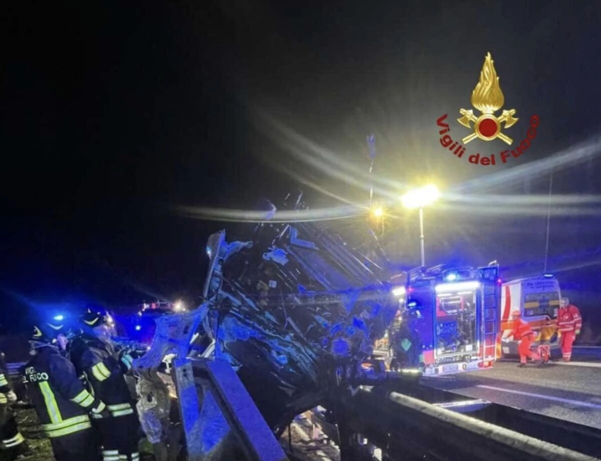 Traffico bloccato e pattuglie sul luogo dell'incidente in A10