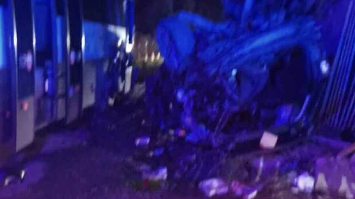 Auto distrutta nello scontro con il pullman sulla provinciale