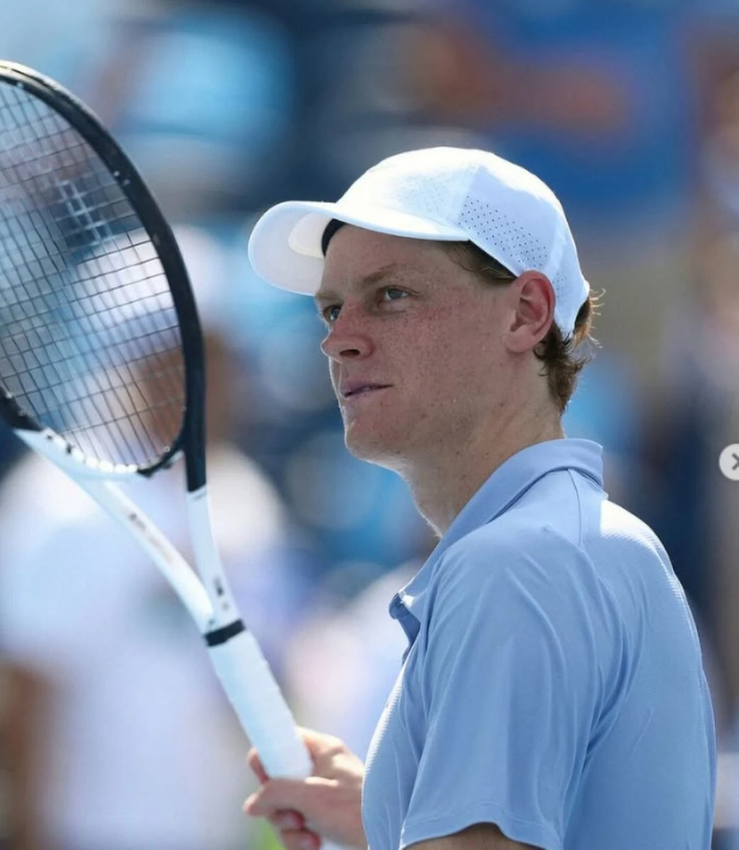 Jannik Sinner durante un match all'Australian Open