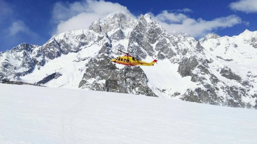 Elicottero del soccorso alpino in volo (immagine di repertorio)