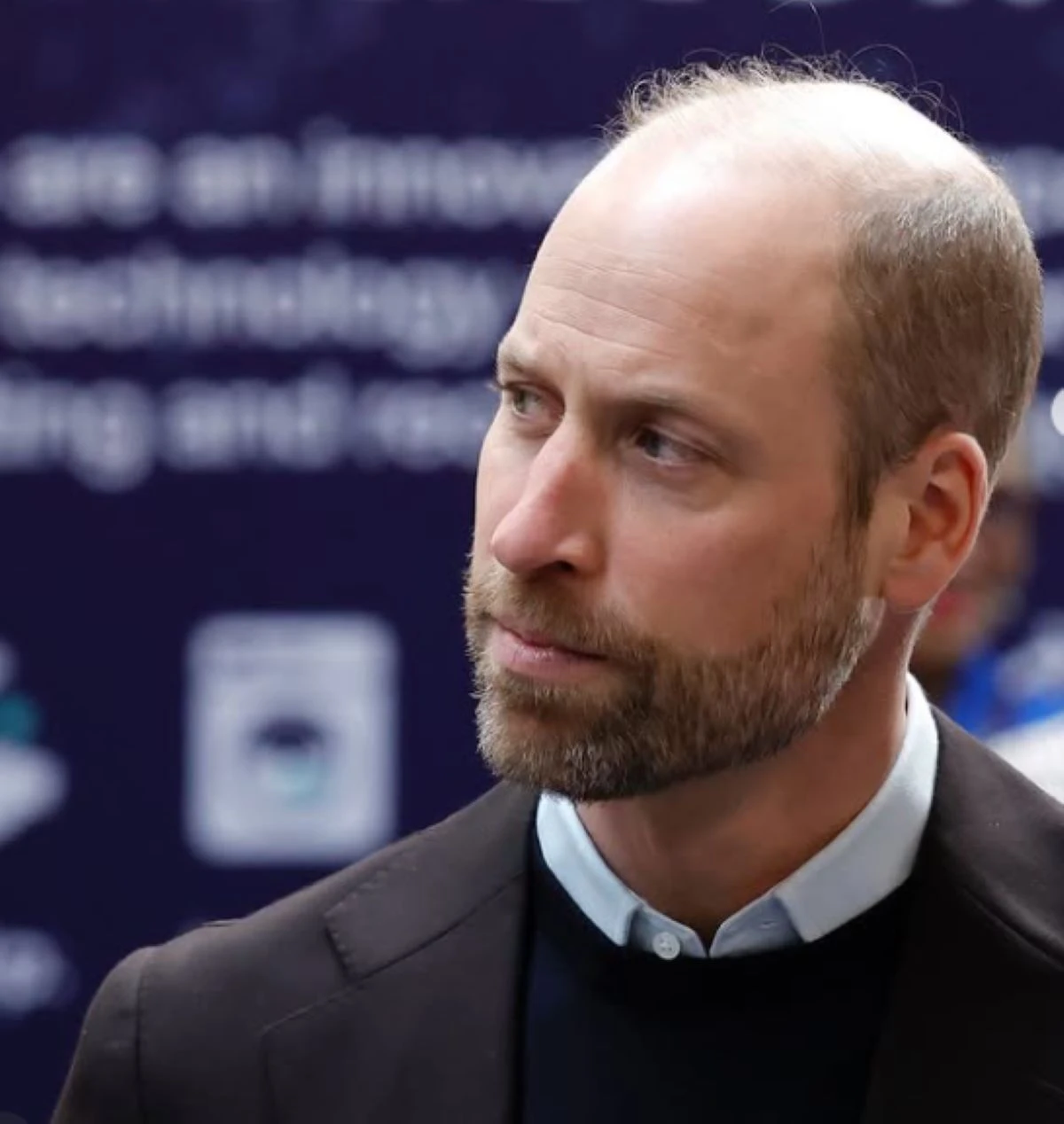 Primo piano del principe William pensieroso