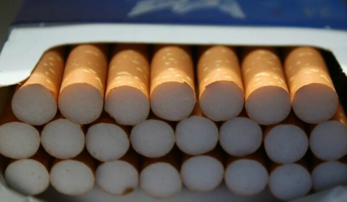 Primo piano di pacchetti di sigarette su uno scaffale