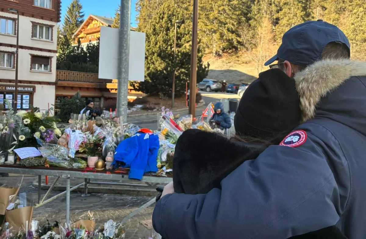 Persone che si abbracciano dopo la tragedia di Crans-Montana