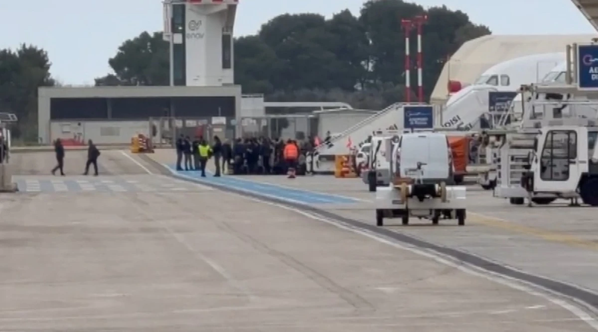 Pista e velivoli fermi all'aeroporto di Brindisi