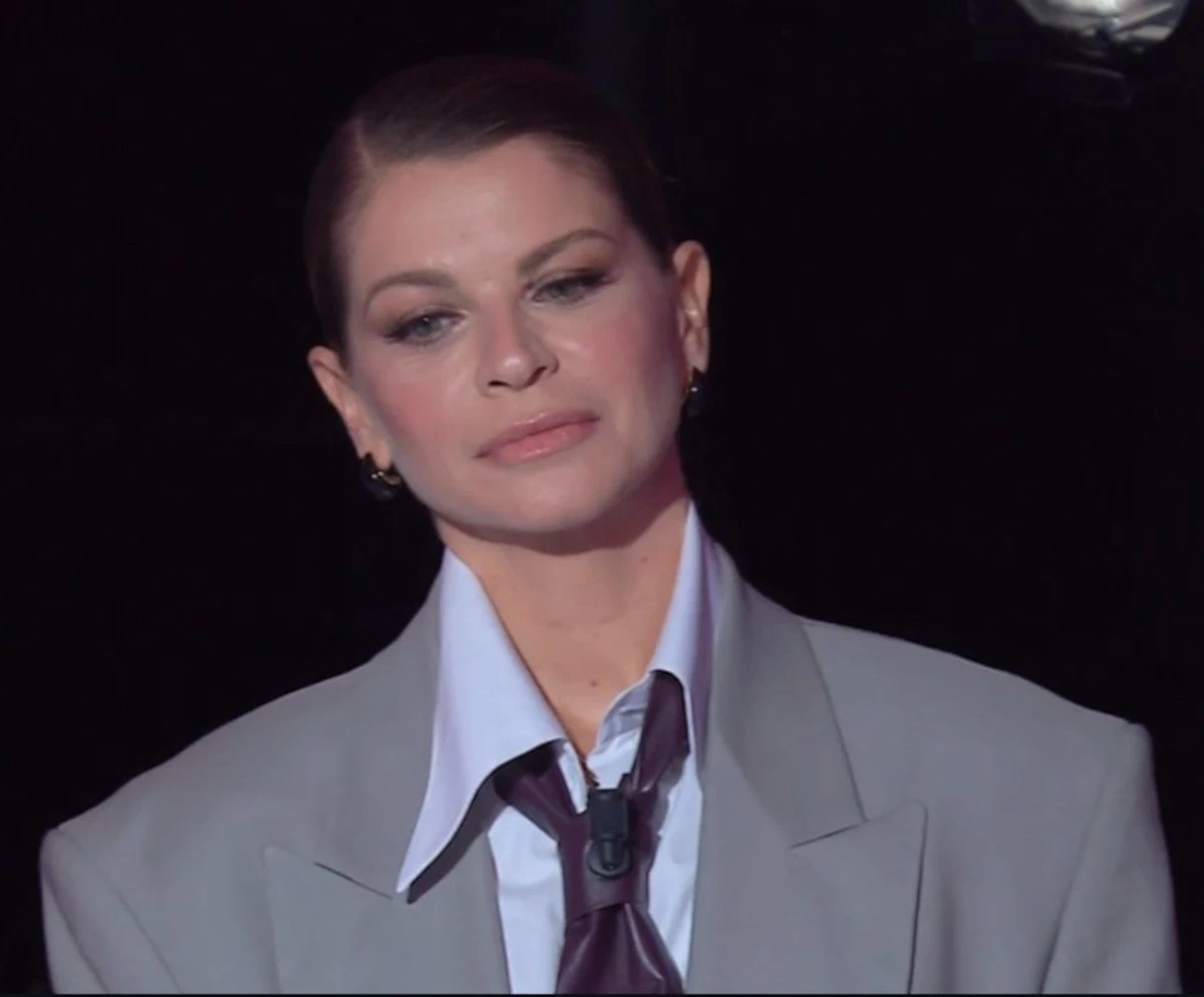 Alessandra Amoroso abbraccia i ragazzi in studio durante la sorpresa