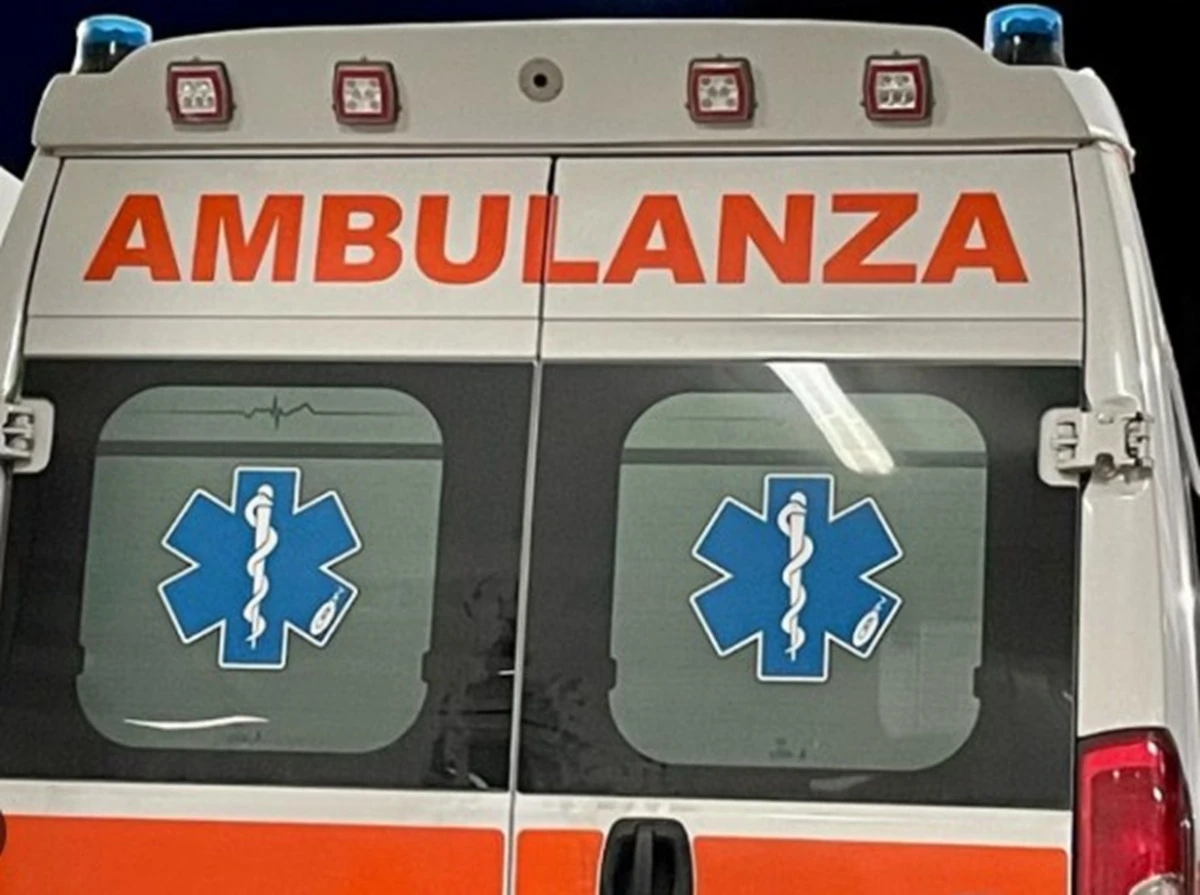 Ambulanza ferma durante un intervento di emergenza