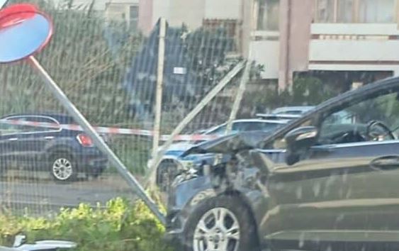 Cagliari, scontro tra auto e metro: donna estratta dalle lamiere, traffico in tilt