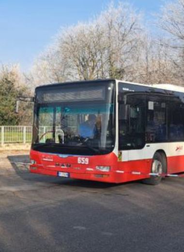 Due ragazzi travolti mentre aspettano l'autobus dopo scuola: dramma in Italia