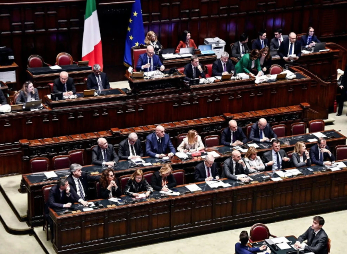 Banchi del governo: annunci del Viminale sui controlli nelle scuole