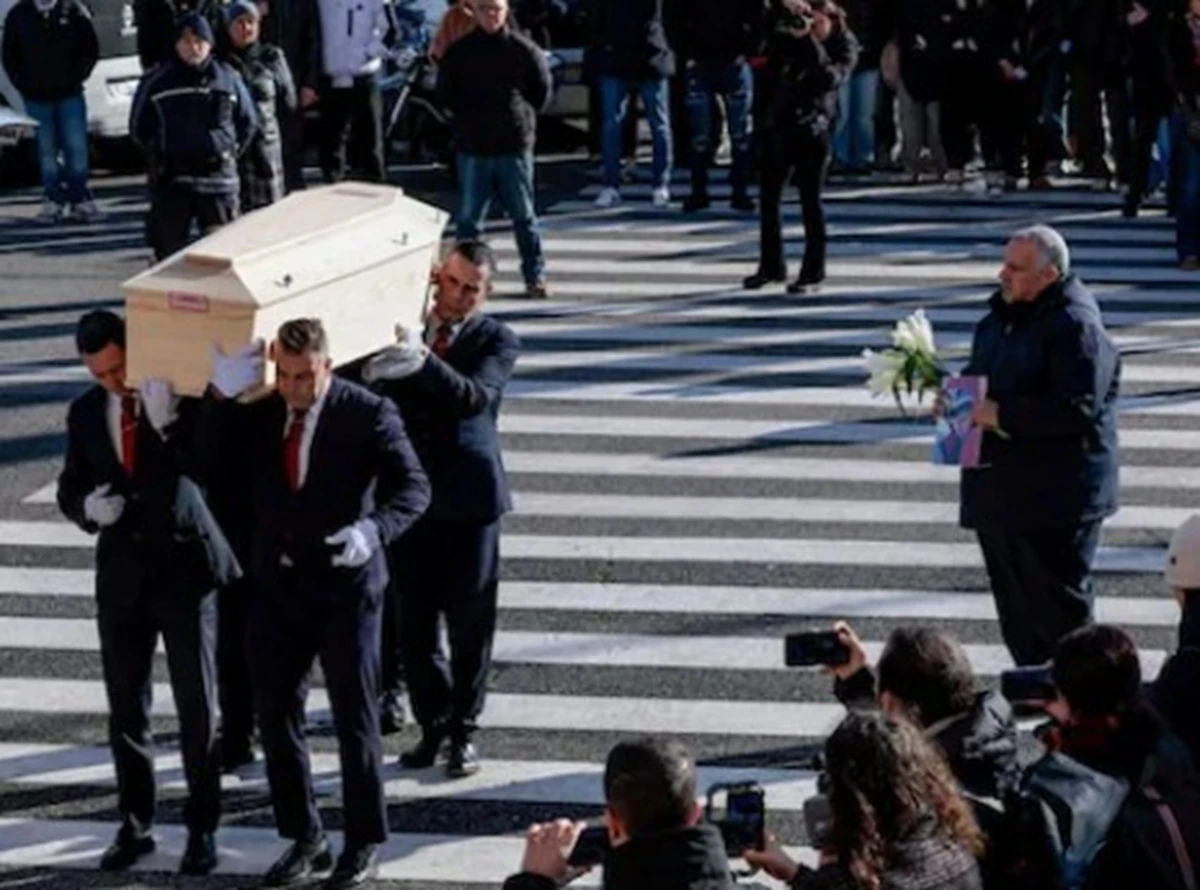 Persone riunite nella Basilica di Sant’Ambrogio per i funerali di Achille Barosi