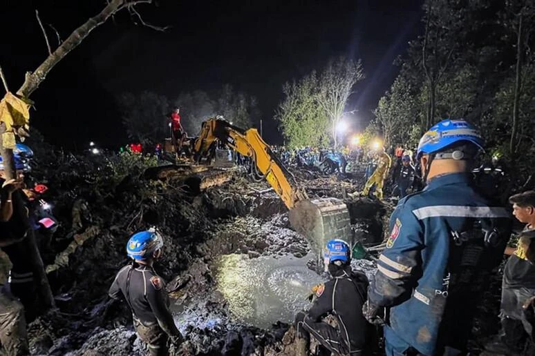 Carrozze deragliate e gru crollata sulla linea ferroviaria in Thailandia
