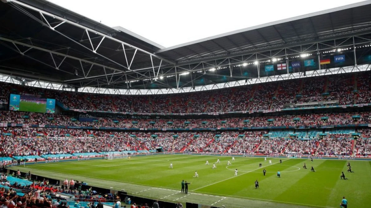 Campo da calcio portoghese durante una partita notturna