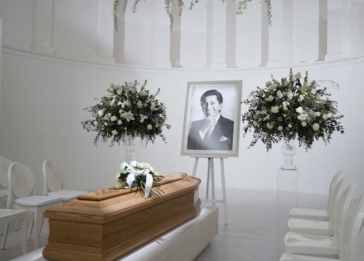 Allestimento della camera ardente per Valentino Garavani